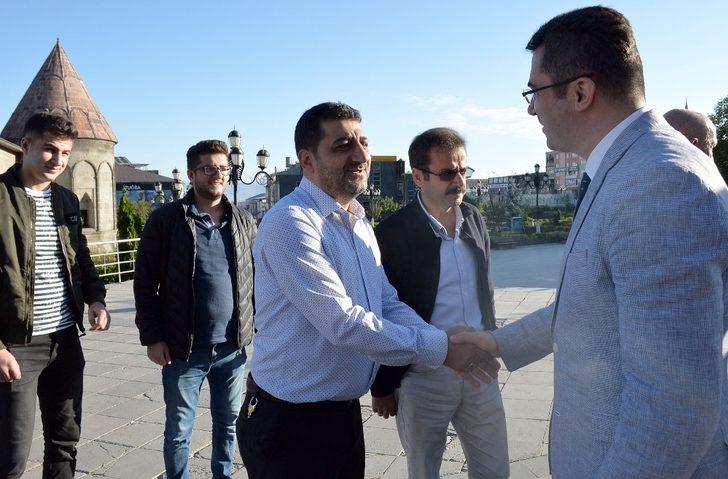 Vali Okay Memiş, Bayram Namazı sonrası vatandaşla bayramlaştı G2