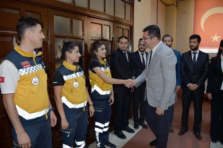 Vali Okay Memiş, Bayram Namazı sonrası vatandaşla bayramlaştı G3