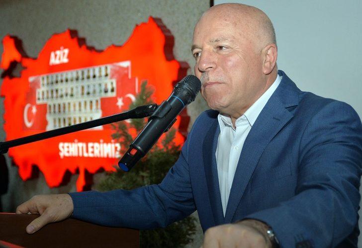 Vali Okay Memiş, Bayram Namazı sonrası vatandaşla bayramlaştı G5