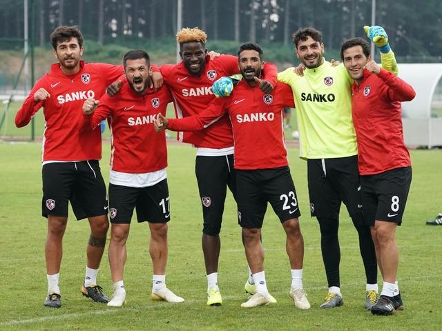 Gazişehir Gaziantep yeni çubuklu formasını tanıttı