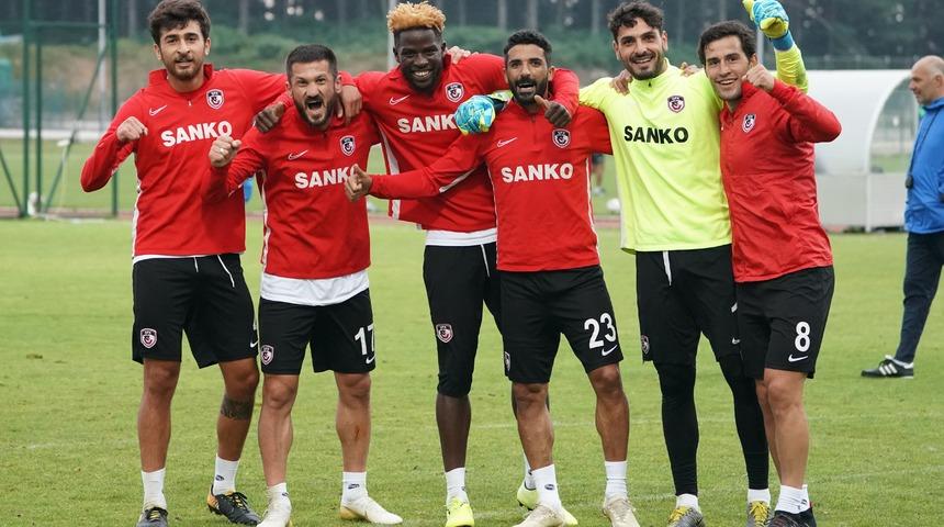 Gazişehir Gaziantep yeni çubuklu formasını tanıttı