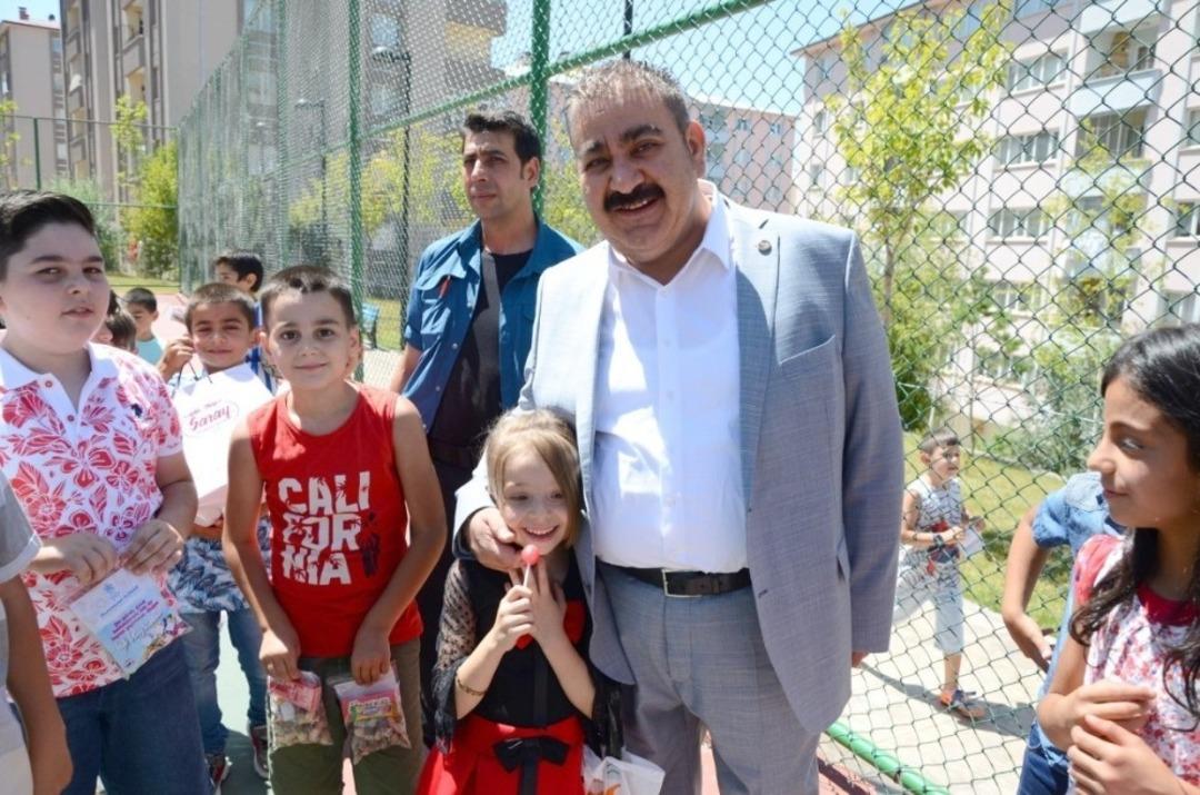 &Ccedil;ocukların "Arefelik" leri Başkan Sunar&rsquo;dan