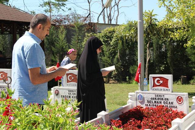 Edirnekapı şehitliği ziyaretçi akınına uğradı