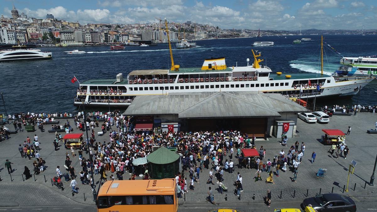 İstanbullular bayramın ilk g&uuml;n&uuml;nde adalara akın etti
