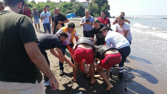 Denizde boğulma tehlikesi geçiren kameraman, kurtarıldı