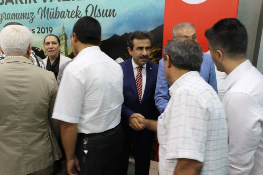 Diyarbakır protokol&uuml; halkla bayramlaştı