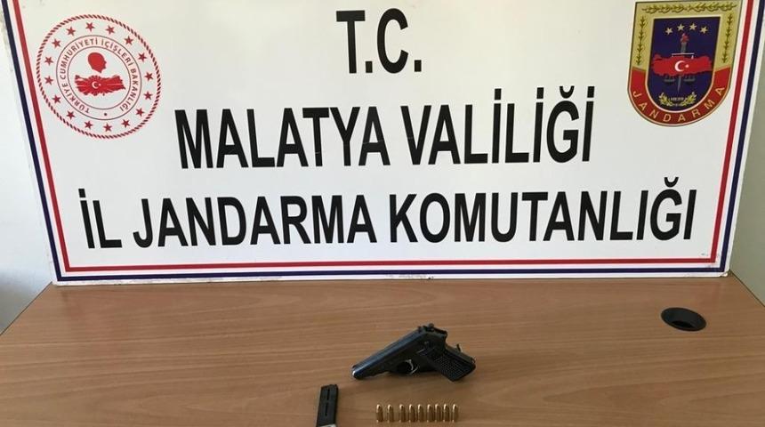 Ş&uuml;pheli bir şahsın &uuml;zerinde ruhsatsız tabanca &ccedil;ıktı