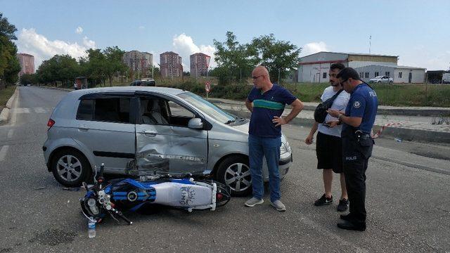 Hastaneden dönen motosiklet hastaneye giden otomobille çarpıştı: 4 yaralı