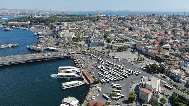 İstanbul'da meydanlar turistlere kaldı