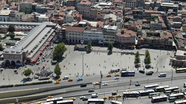 İstanbul'da meydanlar turistlere kaldı