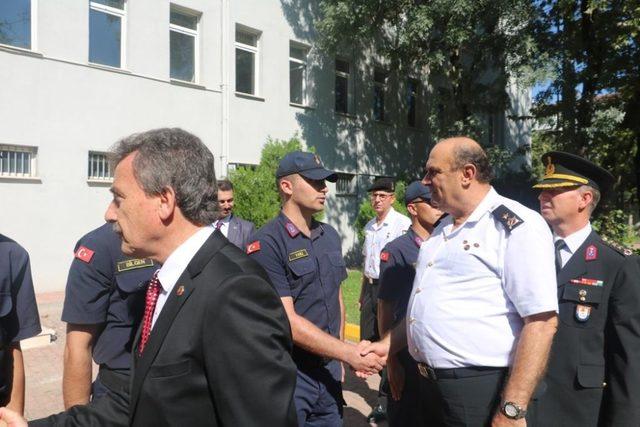 Bursa Valisi Canbolat güvenlik güçleriyle bayramlaştı