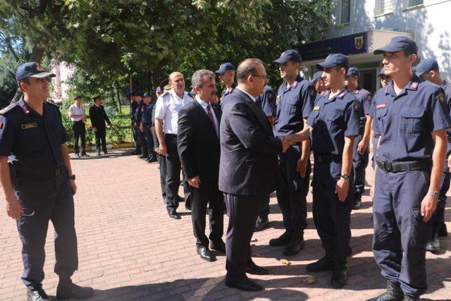 Bursa Valisi Canbolat güvenlik güçleriyle bayramlaştı