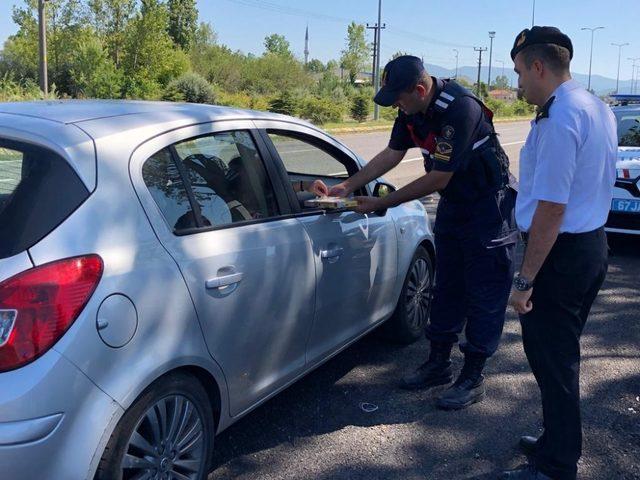 Jandarma ceza makbuzu yerine şeker ikram etti