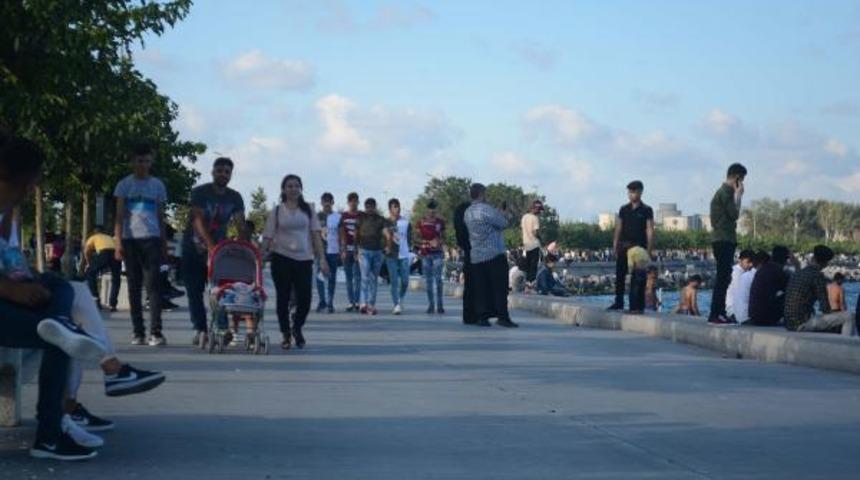 İstanbullular bayramın ilk g&uuml;n&uuml; sahillere aktı