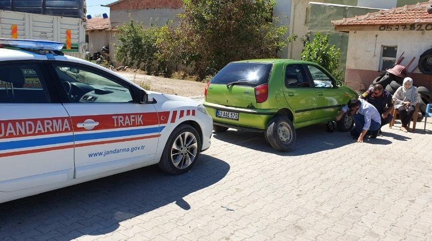 Jandarma trafik ekipleri yolda kalan araçlara yardım etti