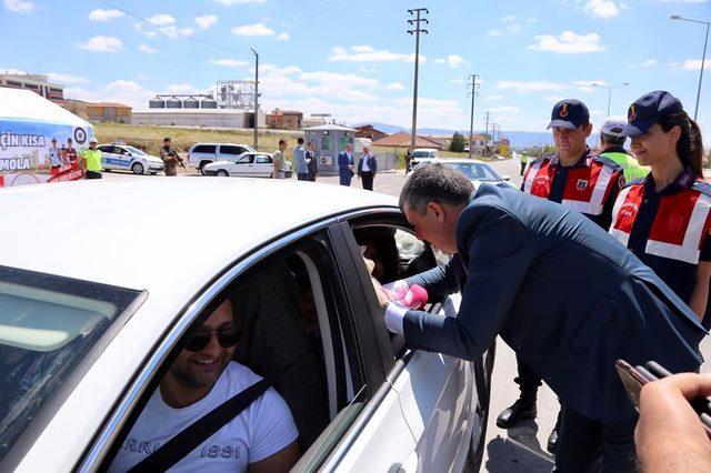 Vali ve başkan sürücülerin leblebili bayram kutlaması