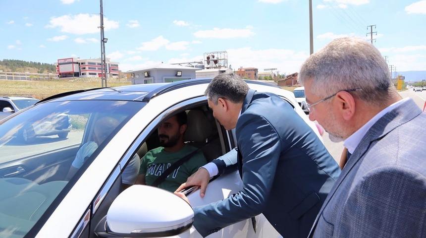 Vali ve başkan sürücülerin leblebili bayram kutlaması