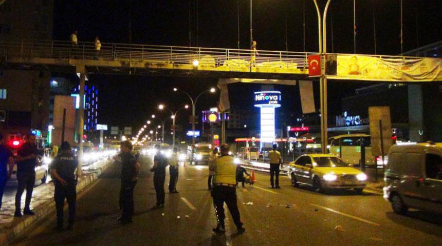 Diyarbakır'da feci &ouml;l&uuml;m! &Ouml;nce otoyola &ccedil;akıldı, ardından &uuml;zerinden ara&ccedil; ge&ccedil;ti!