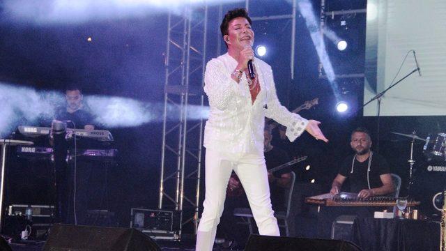 Fatih Ürek bayramın 1’inci günü tatilcileri coşturdu