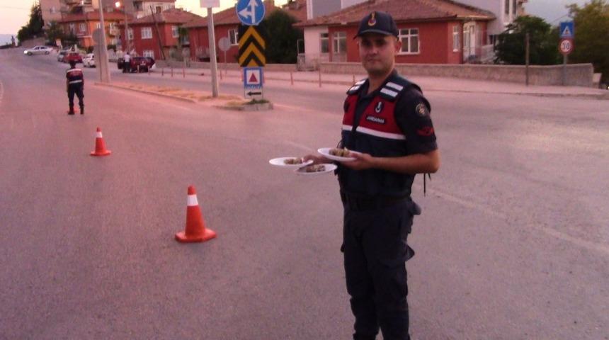 Jandarma s&uuml;r&uuml;c&uuml;lerin bayramı kutlayıp baklava ikram etti