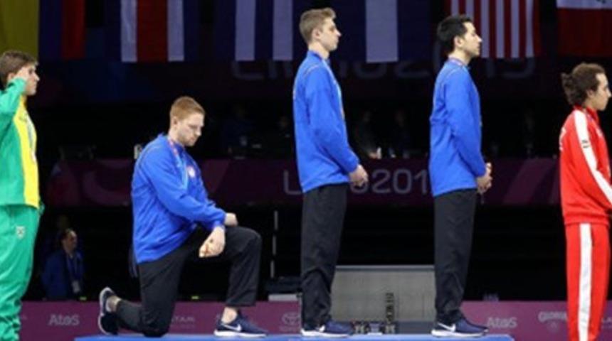 Madalya töreninde ABD Başkanı Trump'ı protesto etti!