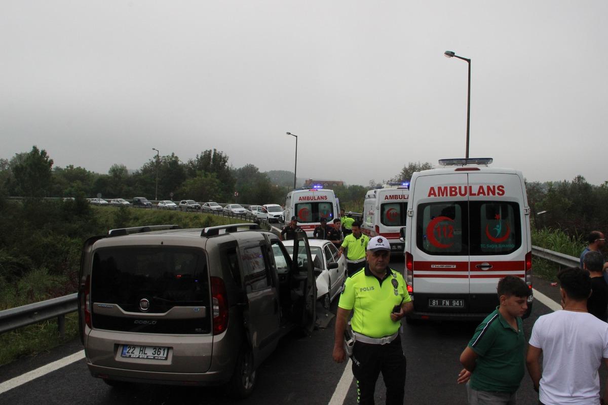 Son dakika! TEM'de otomobiller kafa kafaya &ccedil;arpıştı! &Ccedil;ok sayıda yaralı var