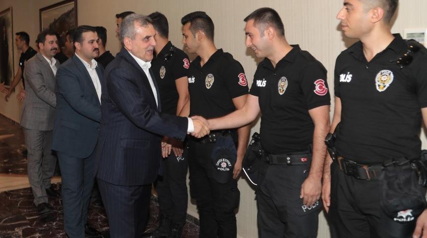 Başkan Beyazg&uuml;l, vatandaşlarla bayramlaştı