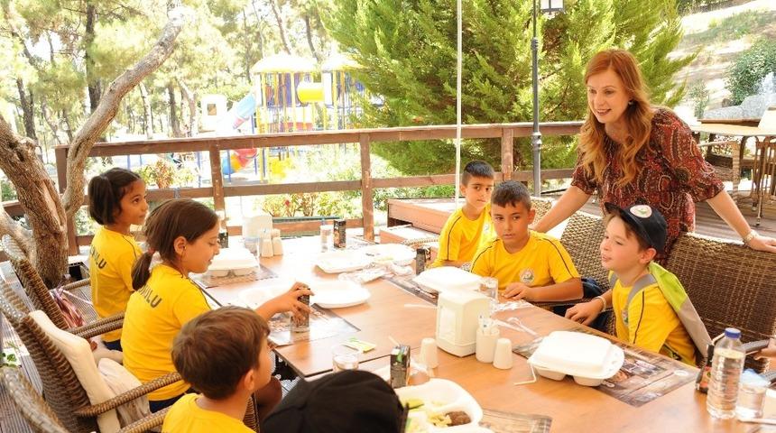 Bal&ccedil;ova&rsquo;nın okullarına tam destek