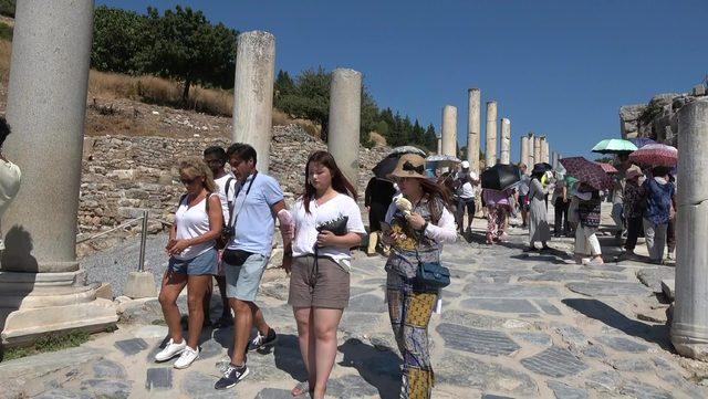 Efes Antik Kenti'ne turist akını