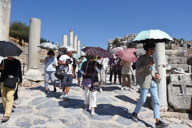 Efes Antik Kenti'ne turist akını