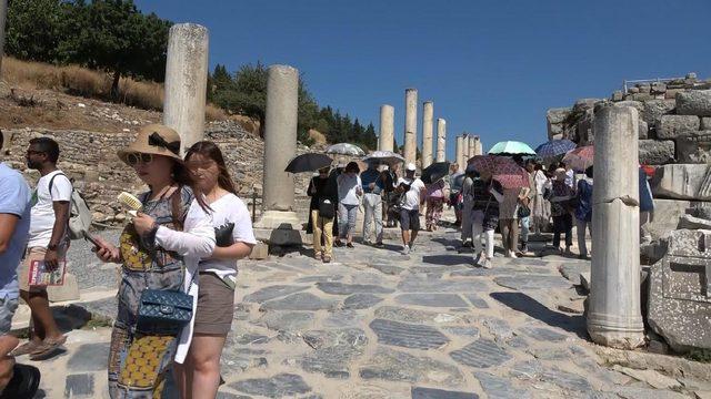 Efes Antik Kenti'ne turist akını