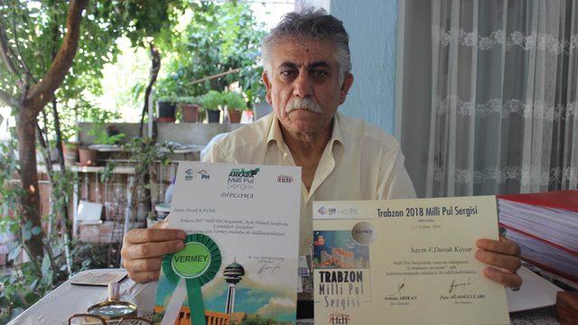 Madalyalı pul koleksiyonu ile gezerek tarihi anlatıyor