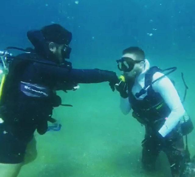 Su altında el öptürüp, deniz dibinde bulduğu parayı arkadaşına verdi