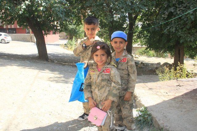 Asker kıyafetli Hakkarili çocuklar bayrama renk kattı