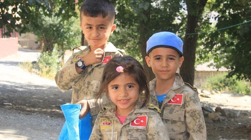 Asker kıyafetli Hakkarili çocuklar bayrama renk kattı