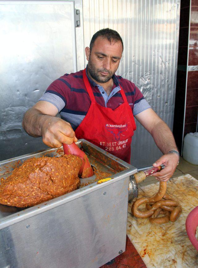 Kayseri'de kurban etleri sucuk oldu