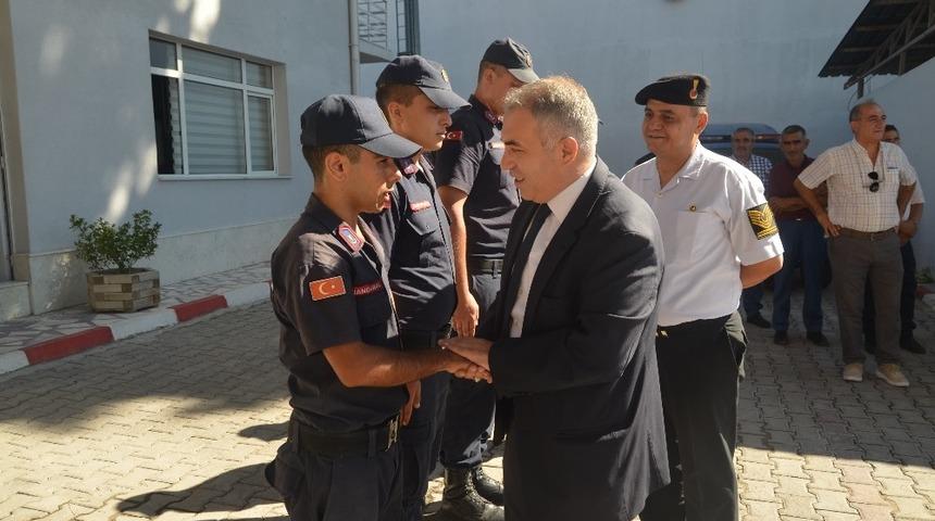 Selendi protokol&uuml; halkla bayramlaştı