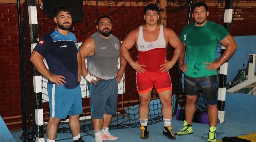 Rıza Kayaalp 4 güreşçiyle şampiyonaya hazırlanıyor