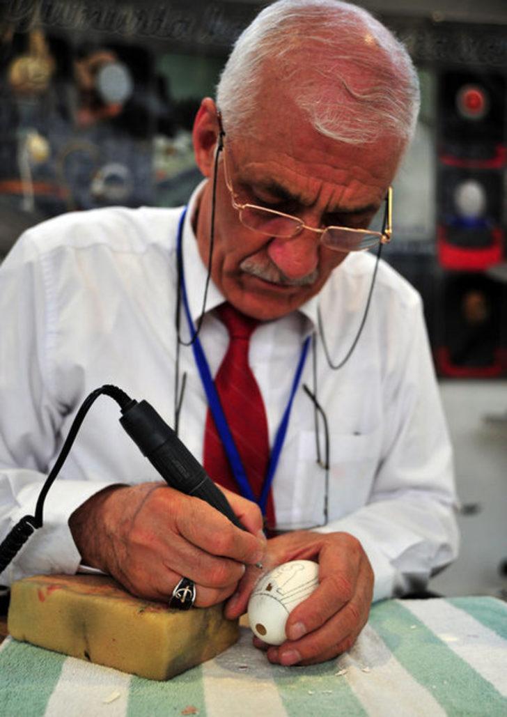 Yumurta kabuklarını işleyerek geçimini sağlıyor G3