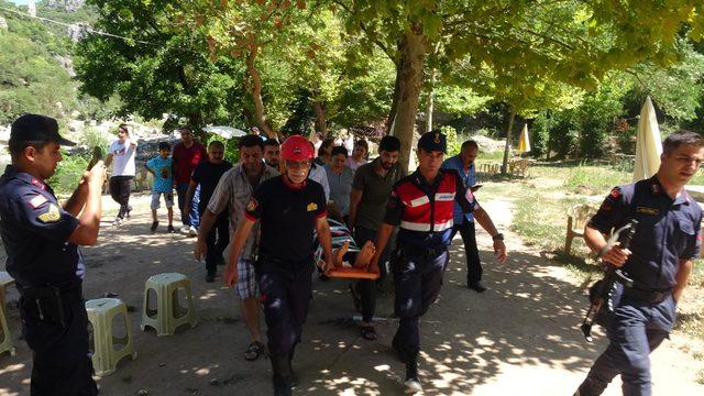 Piknik yaparken, kayalıklara düşen çocuğu itfaiye kurtardı