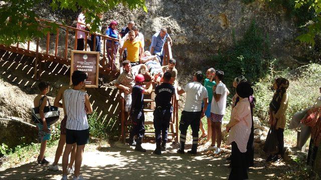 Piknik yaparken, kayalıklara düşen çocuğu itfaiye kurtardı