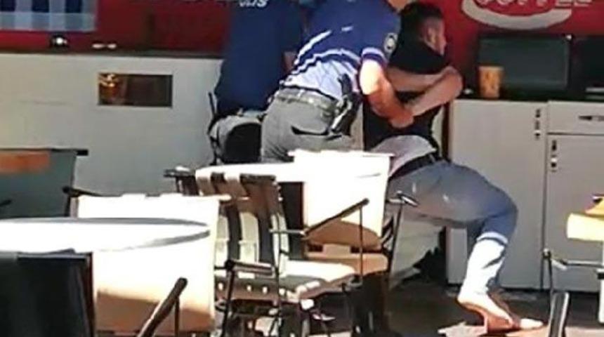 Müşterileri rahatsız edince yaka paça gözaltına alındı!