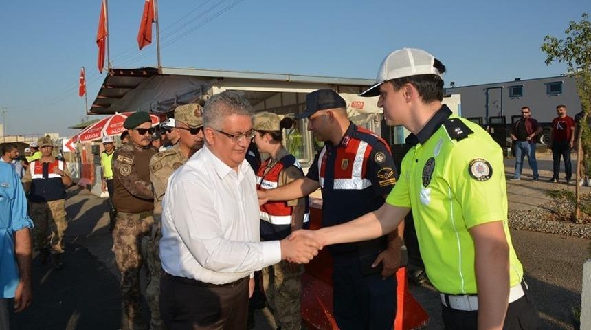 Vali Pekmez, kontrol noktasındaki polislerin bayramını kutladı