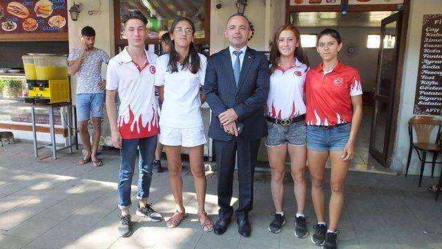 Dünya Şampiyonu özel sporcular Kaymakam Öner ile bayramlaştı