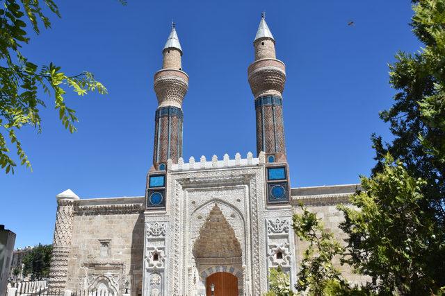 Son rötuşları yapılan 'Mavi Medrese', hayranlık uyandırıyor