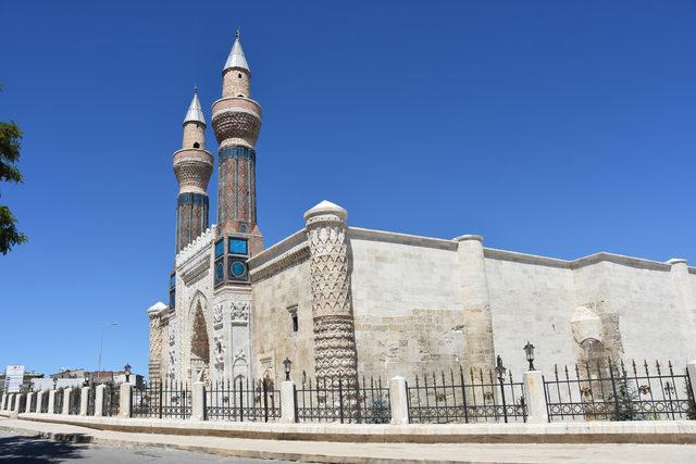 Son rötuşları yapılan 'Mavi Medrese', hayranlık uyandırıyor