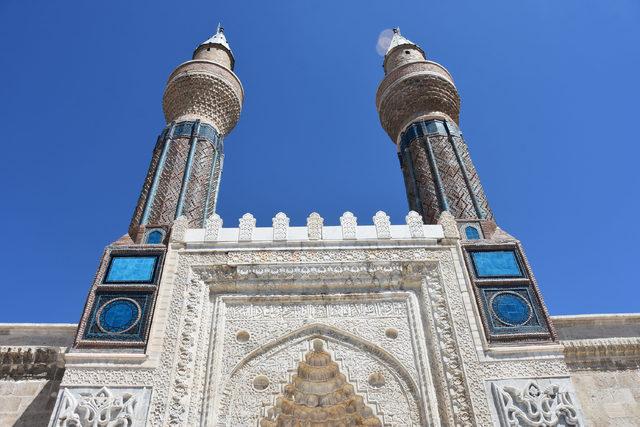 Son rötuşları yapılan 'Mavi Medrese', hayranlık uyandırıyor