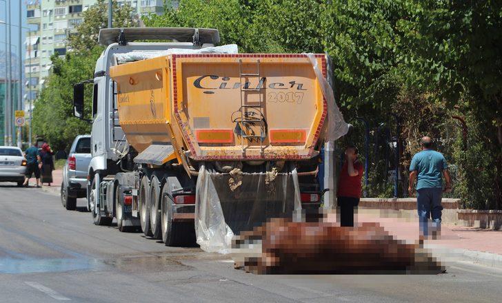 Antalya’da TIR'dan caddeye döküldü! Vatandaşlar zor anlar yaşadı G2