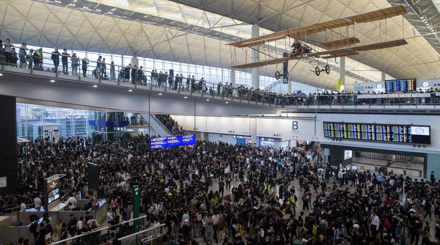 Hong Kong havalimanı işgal edildi! Tüm uçuşlar iptal
