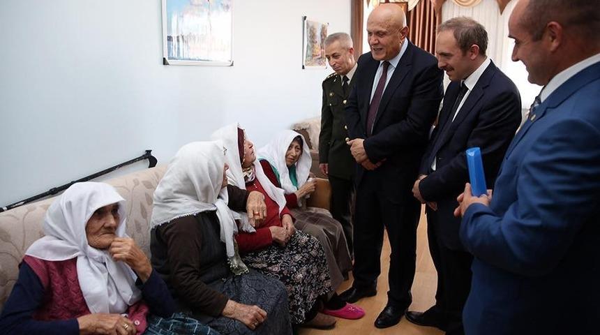 Vali Epcim ve Başkan Pekmezci, huzurevi sakinleriyle bayramlaştı